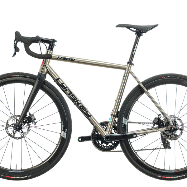 Lynskey R300 Disc Red eTap AXS Road Bike - Mediu | The Pro's Closet