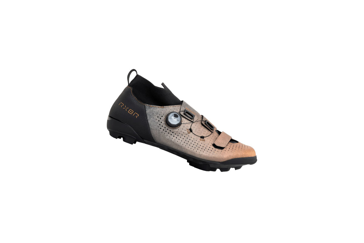 Shimano lance les chaussures Gravel RX801 et RX8R - Velo 101 Shimano lance les chaussures Gravel RX801 et RX8R - Velo 101